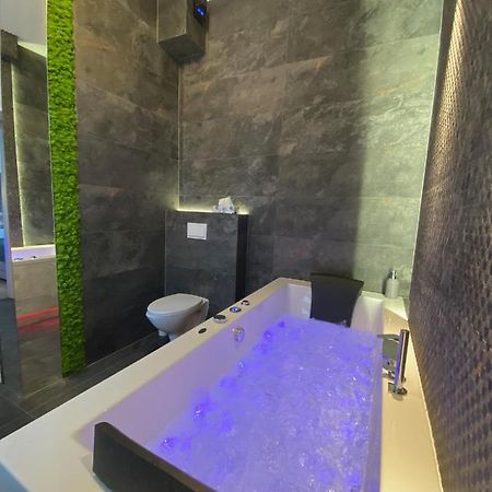 Apartament Bialy Z Jacuzzi Krakau Buitenkant foto