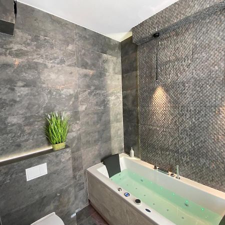 Apartament Bialy Z Jacuzzi Krakau Buitenkant foto