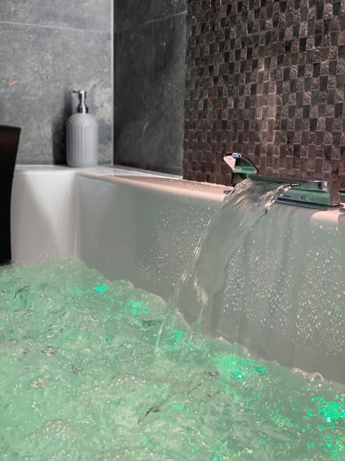 Apartament Bialy Z Jacuzzi Krakau Buitenkant foto