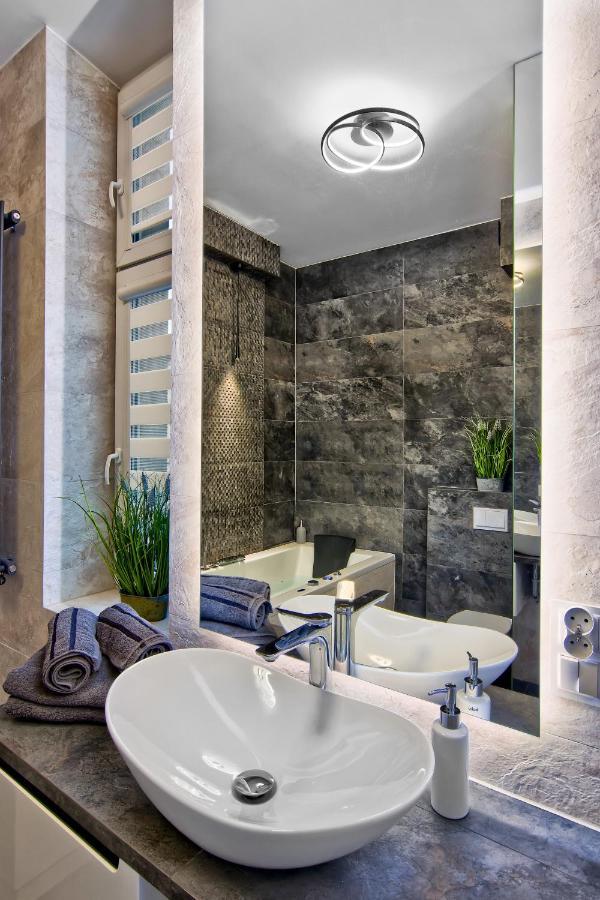 Apartament Bialy Z Jacuzzi Krakau Buitenkant foto