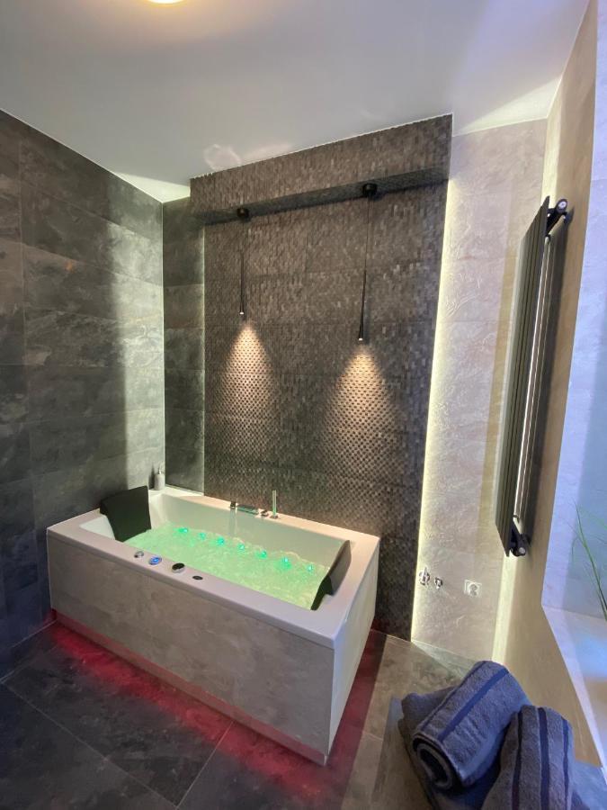 Apartament Bialy Z Jacuzzi Krakau Buitenkant foto