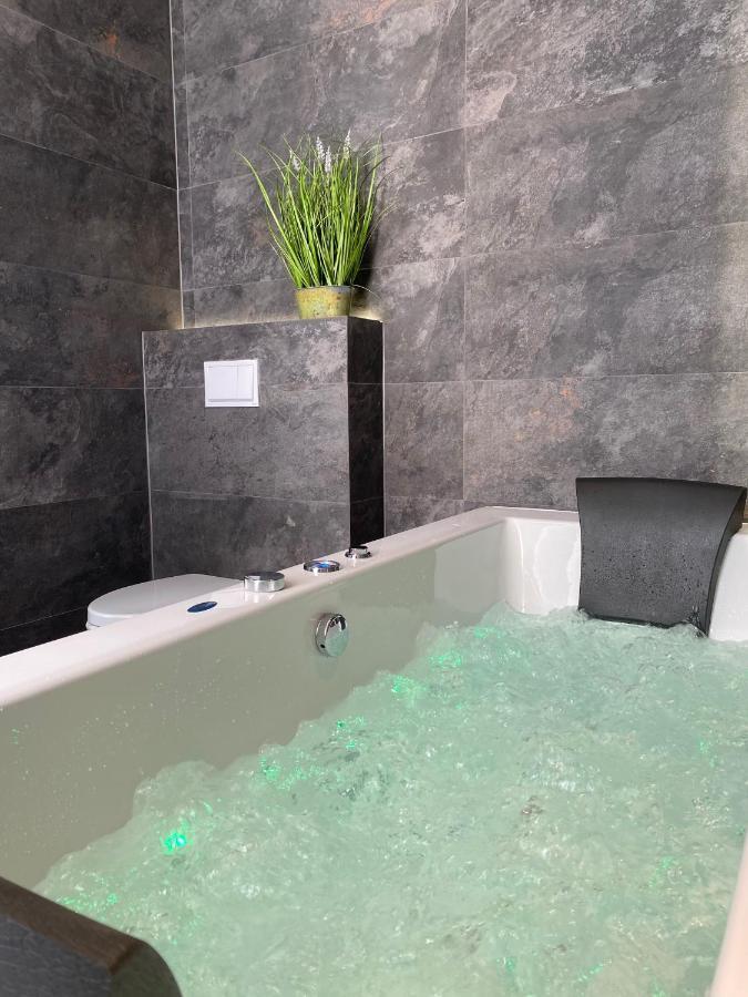 Apartament Bialy Z Jacuzzi Krakau Buitenkant foto